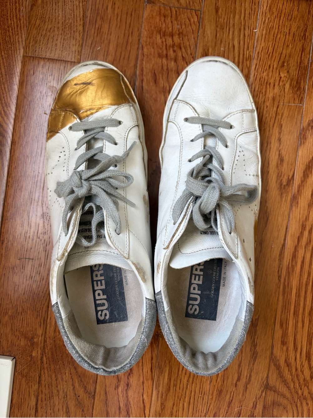 GOLDEN GOOSE White Leather Sneakers with Gold Toe and Silver Heel